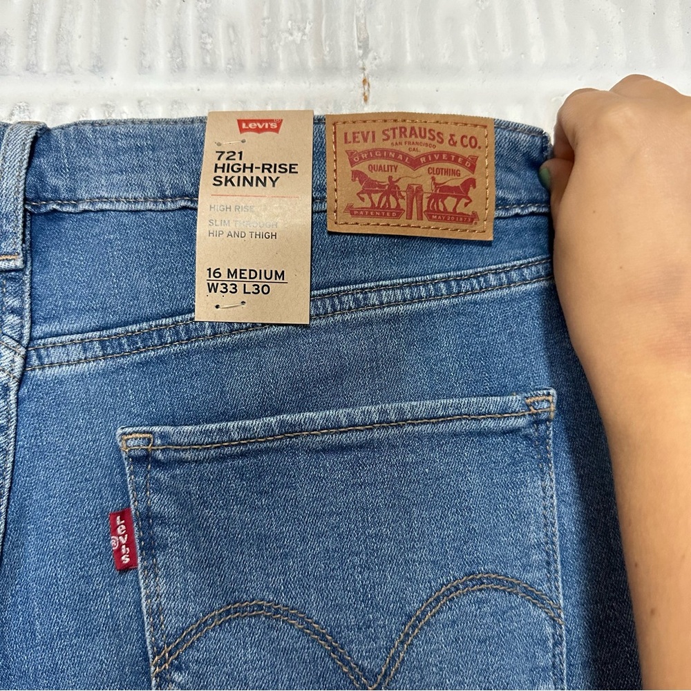 Levi’s 721 High Rise Skinny Jeans – Ripped Raw Hem (NWT) - Picture 10 of 13